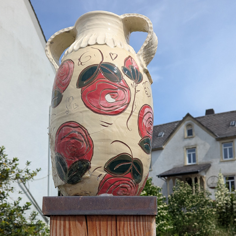 Detailansicht der Stele Keramik mit Seele